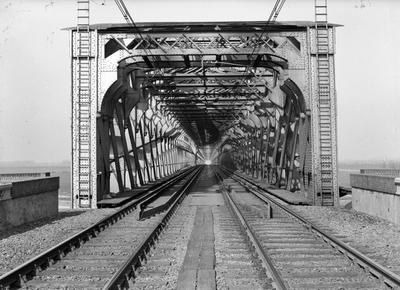 154948 Gezicht op de spoorbrug over de Lek bij Culemborg.